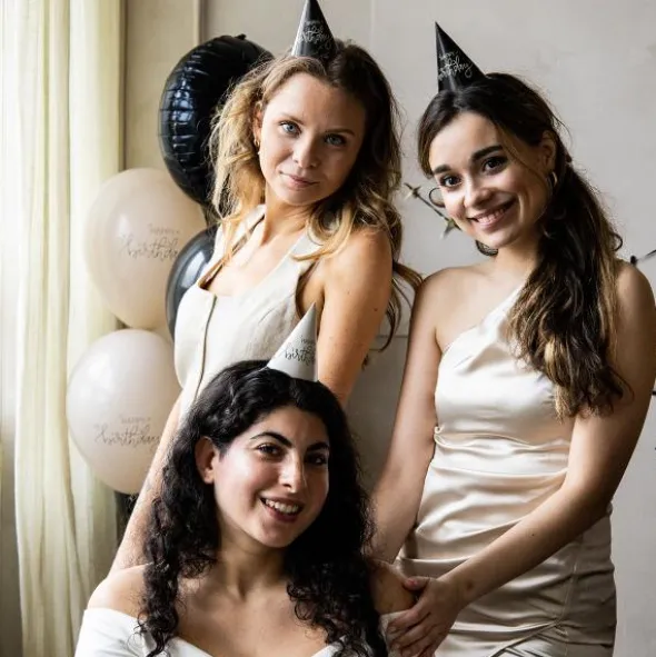 Partyhattar Happy Birthday Svart/Krämvit 6-pack